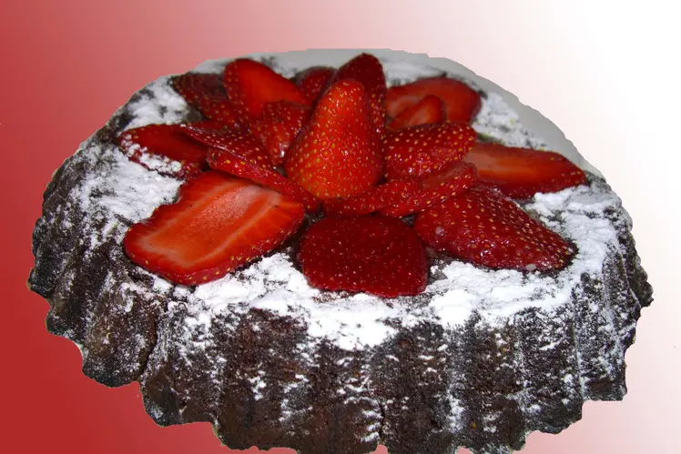 image d'un gâteau au chocolat recouvert de fraises